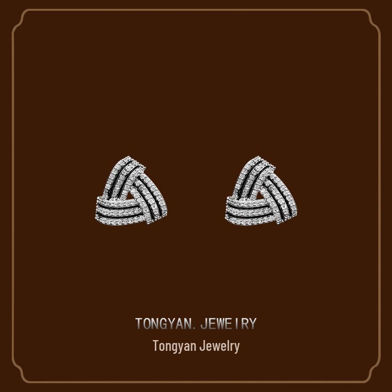Versatile Temperament Triangle Earrings: No-Pierce, Painless Mosquito Coil Ear Clips for Women – Super Fairy Quality Jewelry 18K золотой
Versatile Temperament Triangle Earrings: No-Pierce, Painless Mosquito Coil Ear Clips for Women – Super Fairy Quality Jewelry 18K золотой