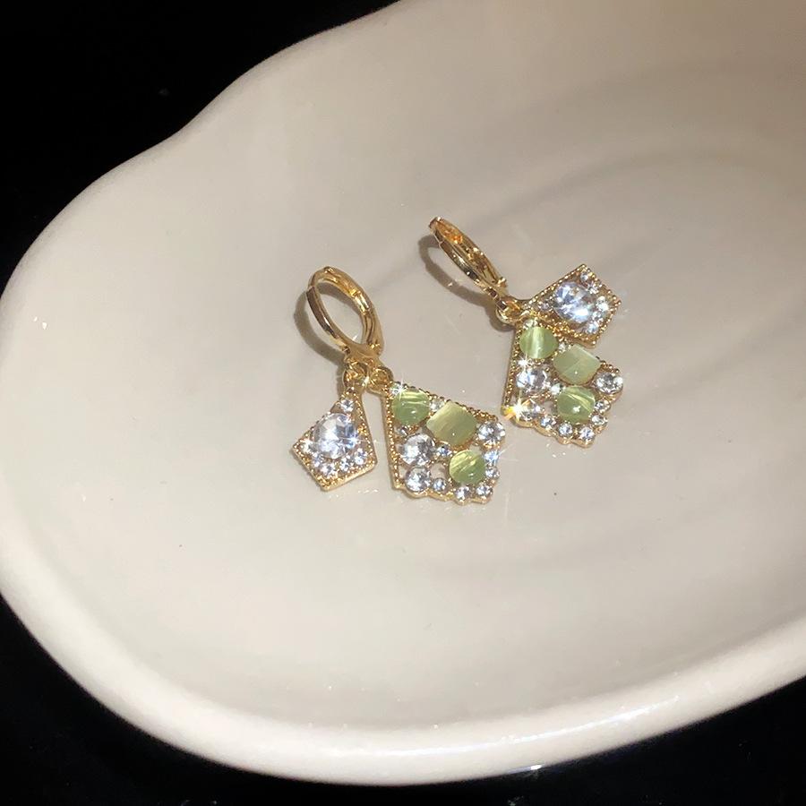 Japan and Korea diamond-encrusted rhombus pendant, ear buckle, light luxury niche high-end earrings, new personalized versatile earrings for women
Japan and Korea diamond-encrusted rhombus pendant, ear buckle, light luxury niche high-end earrings, new personalized versatile earrings for women