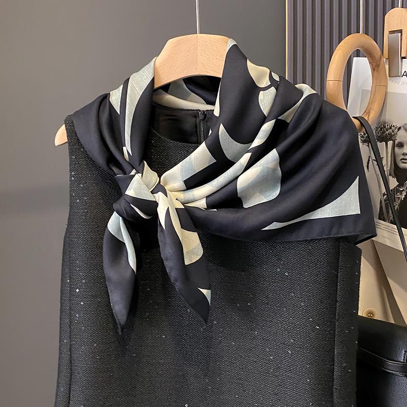 Korean Version New Spring and Autumn Summer Double-sided Printed High-end Scarf Scarf Fashionable Age-reducing Sunscreen Shawl Scarf for Women 90*90cm
Korean Version New Spring and Autumn Summer Double-sided Printed High-end Scarf Scarf Fashionable Age-reducing Sunscreen Shawl Scarf for Women 90*90cm