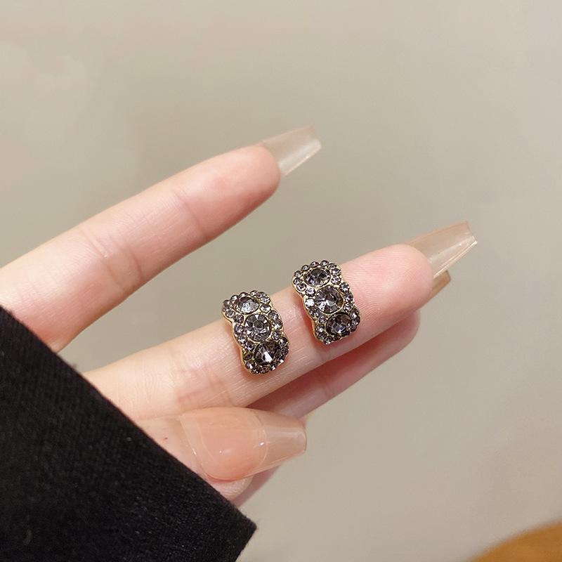 Silver needle high-end sense c-type zircon stud earrings women s niche design light luxury earrings Korean temperament ear jewelry
Silver needle high-end sense c-type zircon stud earrings women s niche design light luxury earrings Korean temperament ear jewelry