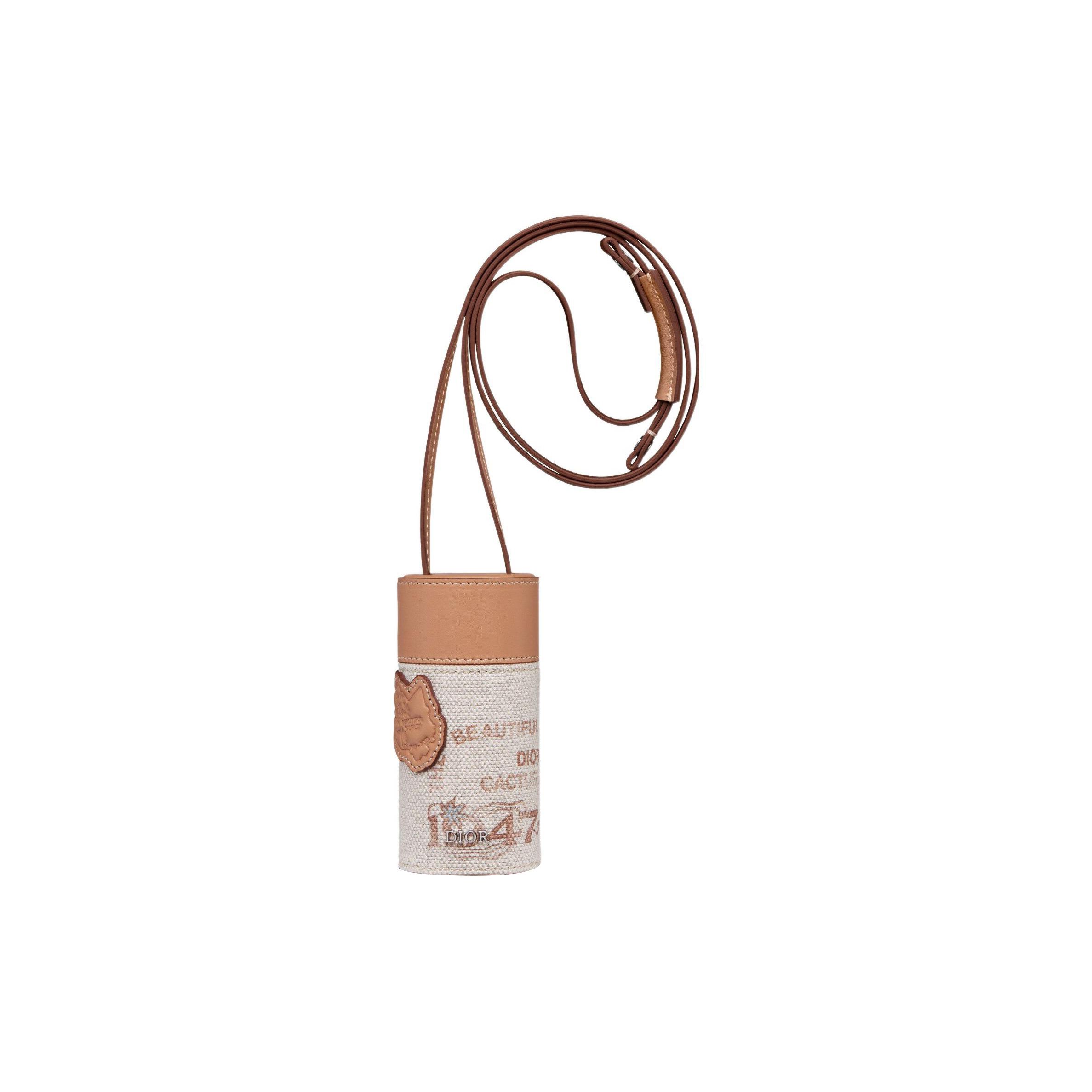 Dior X Cactus Jack Nano Сумка-гаманець на роликах Кава Унісекс Сумки через плече Коричневий 2ESCP042PAC-H167 Box(Basic Set+Box)
Dior X Cactus Jack Nano Сумка-гаманець на роликах Кава Унісекс Сумки через плече Коричневий 2ESCP042PAC-H167 Box(Basic Set+Box)