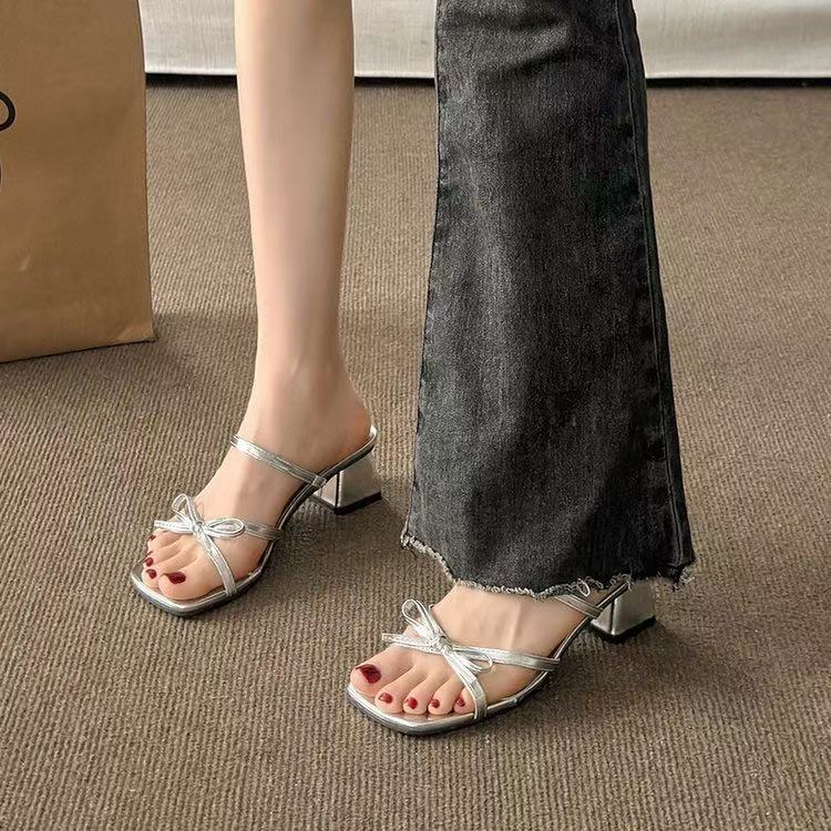 High heels women s outer wear summer new versatile niche French fashion bow thick heel slippers women s sandals 35 серебряный
High heels women s outer wear summer new versatile niche French fashion bow thick heel slippers women s sandals 35 серебряный