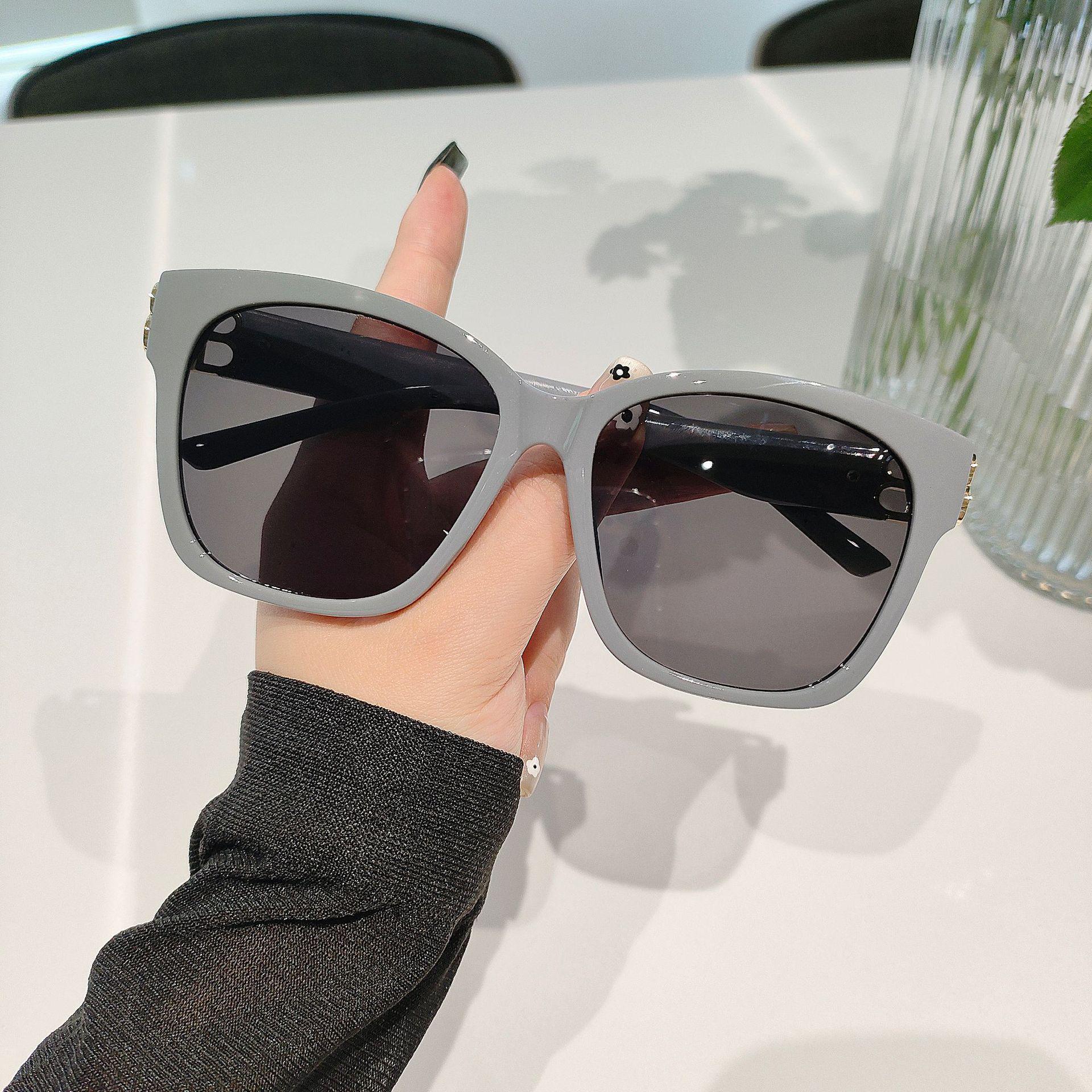 2025 High-End Retro Square Frame UV Protection Sunglasses for Women
2025 High-End Retro Square Frame UV Protection Sunglasses for Women