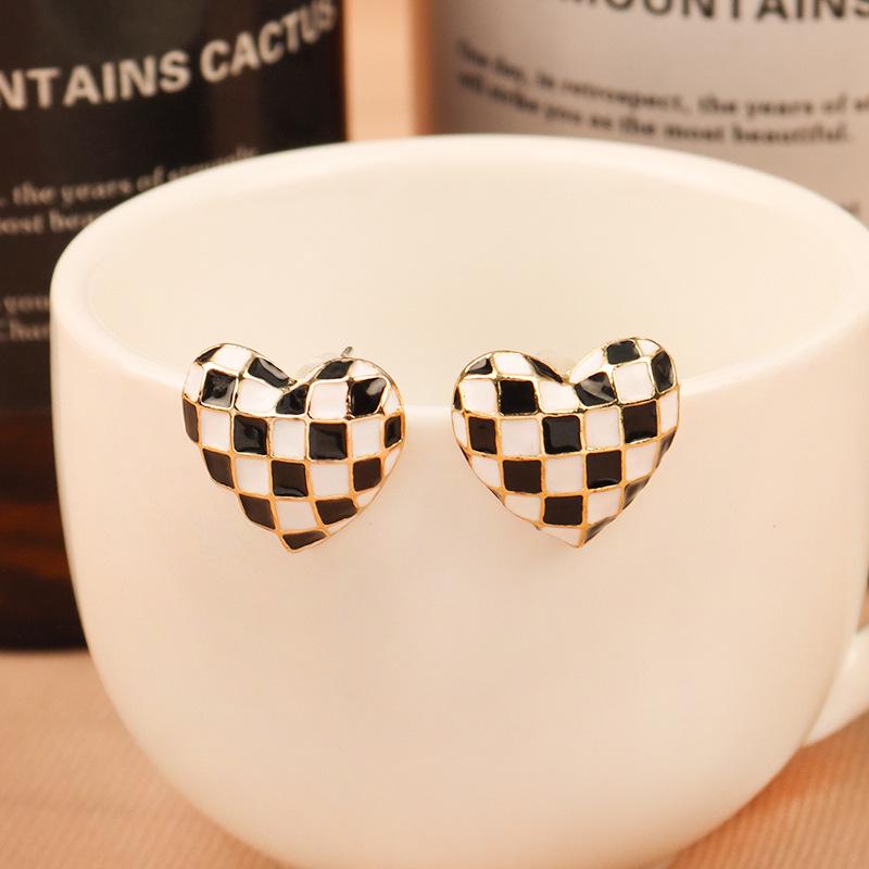Japanese/Korean Minimalist Heart Checkered Influencer Stud Earrings, Black/White, 925 Silver Needle (B036).
Japanese/Korean Minimalist Heart Checkered Influencer Stud Earrings, Black/White, 925 Silver Needle (B036).