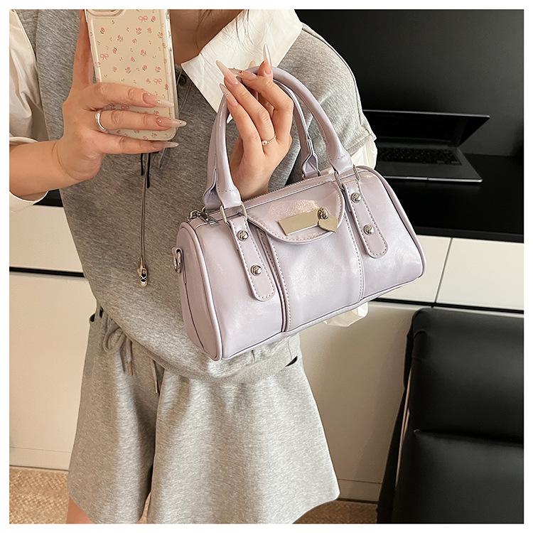 Niche high-end handbag women s 2025 new fashion versatile simple messenger pillow bag чёрный
Niche high-end handbag women s 2025 new fashion versatile simple messenger pillow bag чёрный