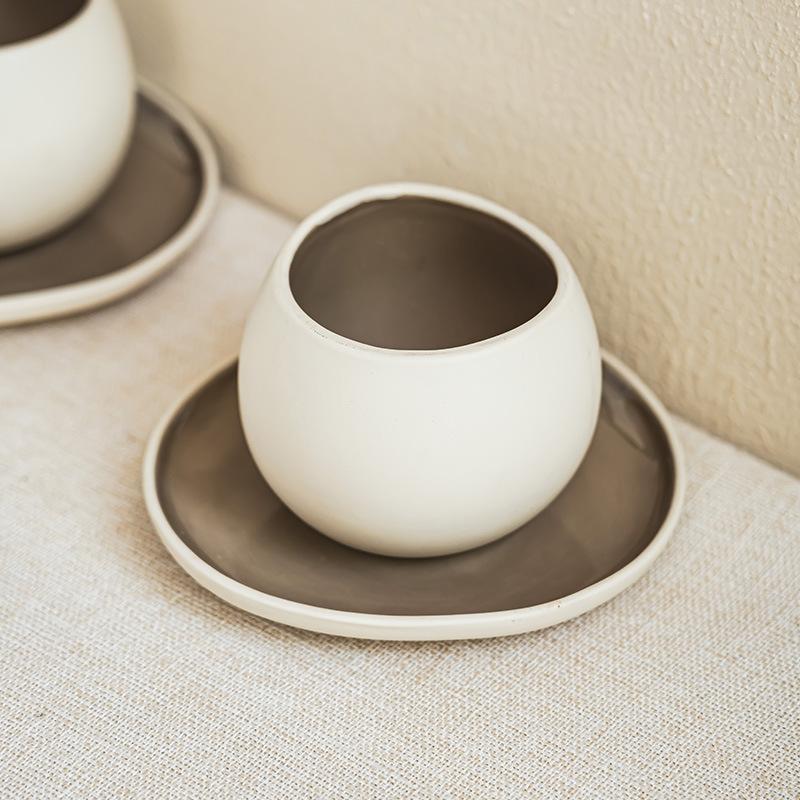 Минималистичный набор чашки и блюдца Креативная кофейная чашка в форме яйца Керамическая чашка без ручки и блюдце Бытовая чайная чашка блюдце для димсамов 400ml
Минималистичный набор чашки и блюдца Креативная кофейная чашка в форме яйца Керамическая чашка без ручки и блюдце Бытовая чайная чашка блюдце для димсамов 400ml