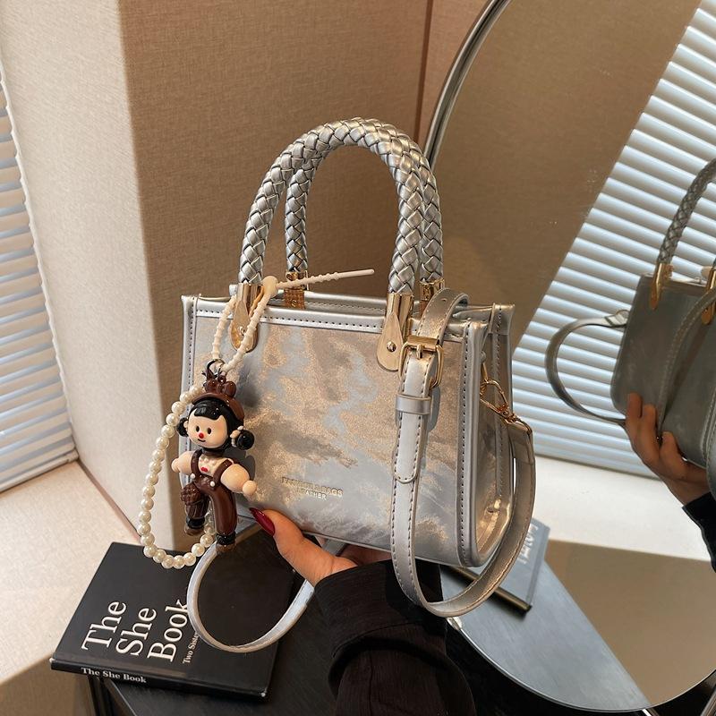 Популярная женская сумочка 2025 новая высококлассная универсальная сумка через плечо модная сумка-мессенджер маленькая квадратная сумка серебряный
Популярная женская сумочка 2025 новая высококлассная универсальная сумка через плечо модная сумка-мессенджер маленькая квадратная сумка серебряный