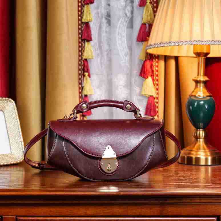 Trendy new retro boat bag smooth sailing messenger bag niche versatile portable shoulder bag women s bag 24*9.5*12 кофейный
Trendy new retro boat bag smooth sailing messenger bag niche versatile portable shoulder bag women s bag 24*9.5*12 кофейный