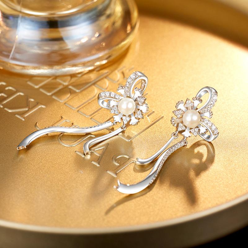 S925 sterling silver freshwater pearl earrings light luxury high-end girl temperament banquet earrings
S925 sterling silver freshwater pearl earrings light luxury high-end girl temperament banquet earrings