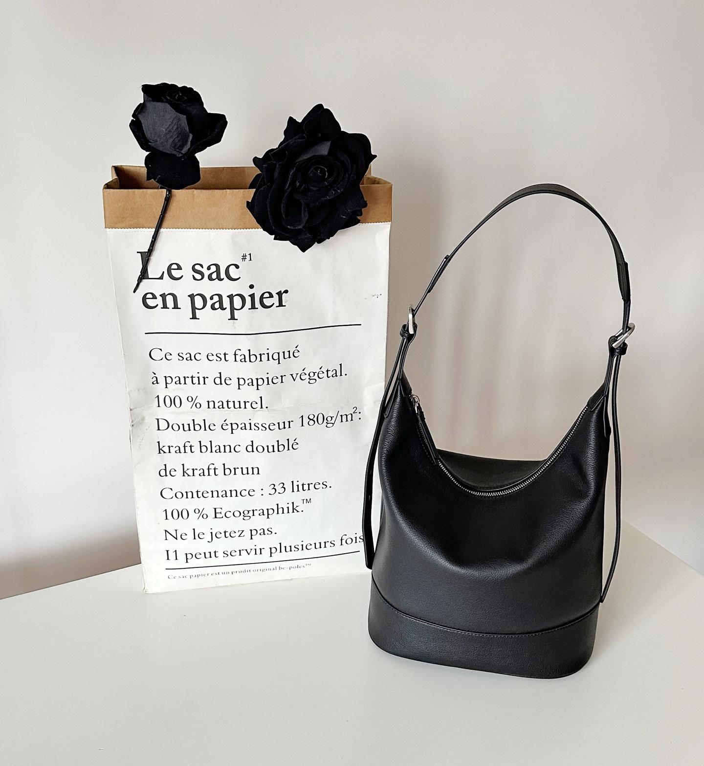 Grade Cowhide New Style And Retro Womens Large Capacity Versatile High-End Sense Minimalist Fashion Single Shoulder Underarm Crossbody Bag 26x15x27cm чёрный
Grade Cowhide New Style And Retro Womens Large Capacity Versatile High-End Sense Minimalist Fashion Single Shoulder Underarm Crossbody Bag 26x15x27cm чёрный