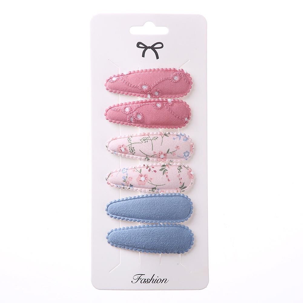 Korean Teardrop Hair Clip Set: 6-Piece Sweet Flower Embroidery for Babies, Gentle on Hair, Perfect for Bangs and Side Styling.
Korean Teardrop Hair Clip Set: 6-Piece Sweet Flower Embroidery for Babies, Gentle on Hair, Perfect for Bangs and Side Styling.