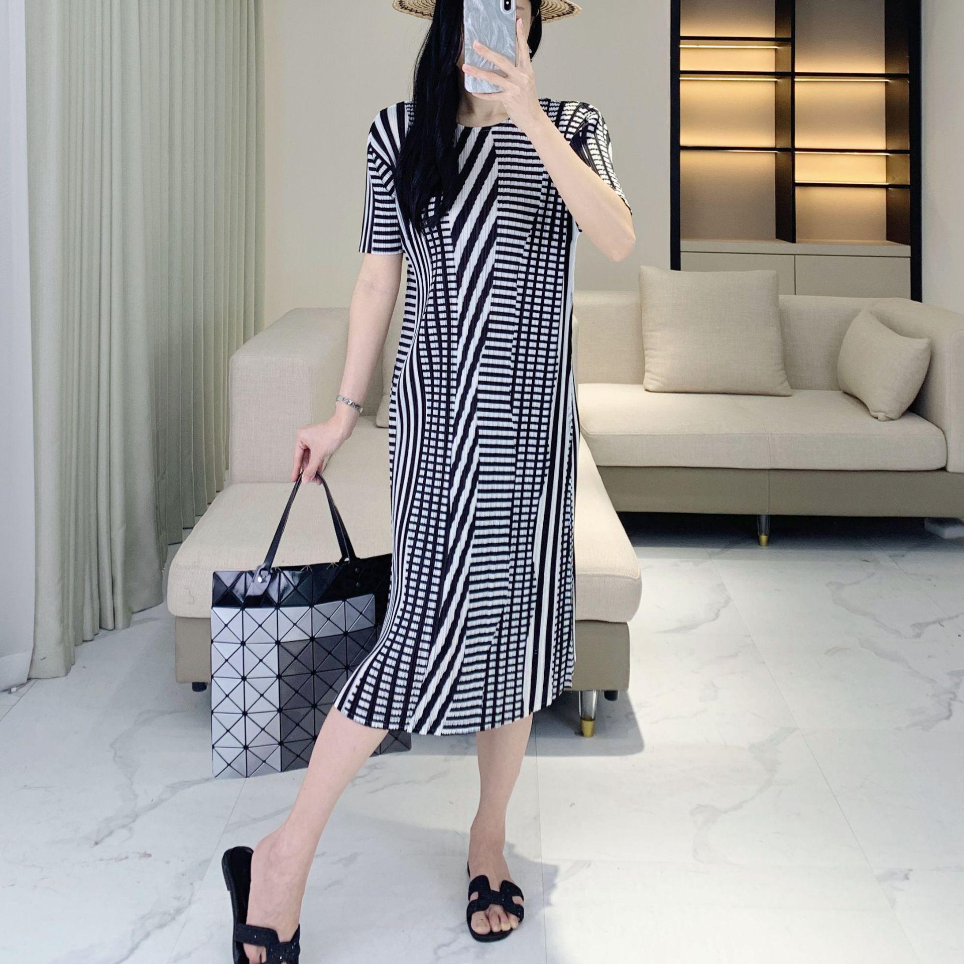 Summer Pleated Dress - Women s Stylish, Youthful Short-Sleeve Mid-Length Dress One Size (90-150 cm) чорний/білий
Summer Pleated Dress - Women s Stylish, Youthful Short-Sleeve Mid-Length Dress One Size (90-150 cm) чорний/білий