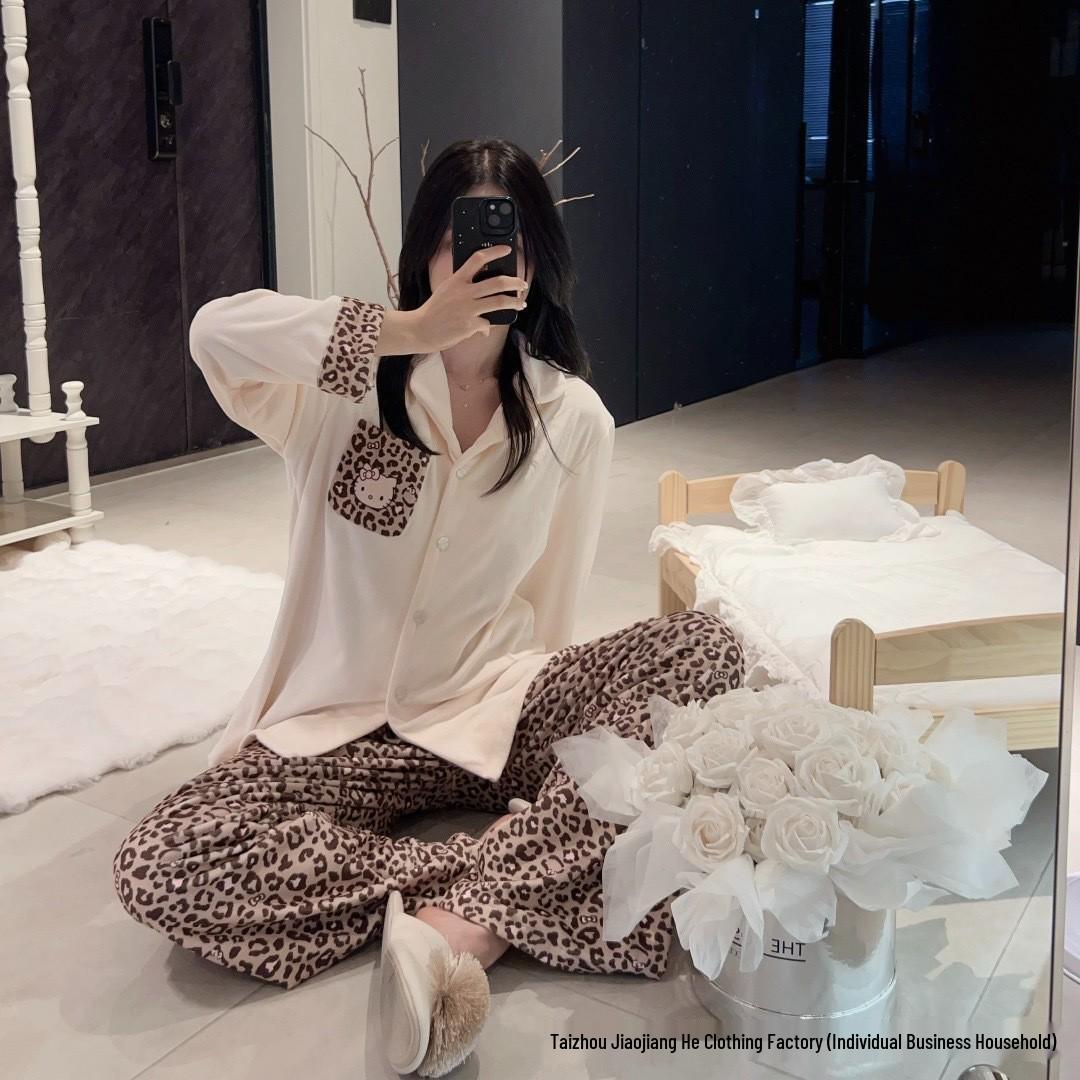 Leopard Print KT Pajamas: Thickened Velvet Lapel Cardigan Cartoon Set for Autumn/Winter 2025 Homewear Large
Leopard Print KT Pajamas: Thickened Velvet Lapel Cardigan Cartoon Set for Autumn/Winter 2025 Homewear Large