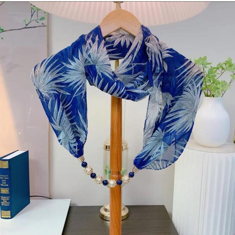 Шелковый шарф с цветочным принтом и бисером
Шелковый шарф с цветочным принтом и бисером