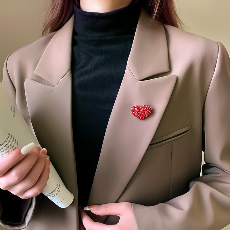 Полностью бриллиантовая красная брошь в виде сердца, женская, высококлассная, с высококлассной булавкой для фиксации одежды, высококлассная корсажная нишевая изысканная бижутерия
Полностью бриллиантовая красная брошь в виде сердца, женская, высококлассная, с высококлассной булавкой для фиксации одежды, высококлассная корсажная нишевая изысканная бижутерия