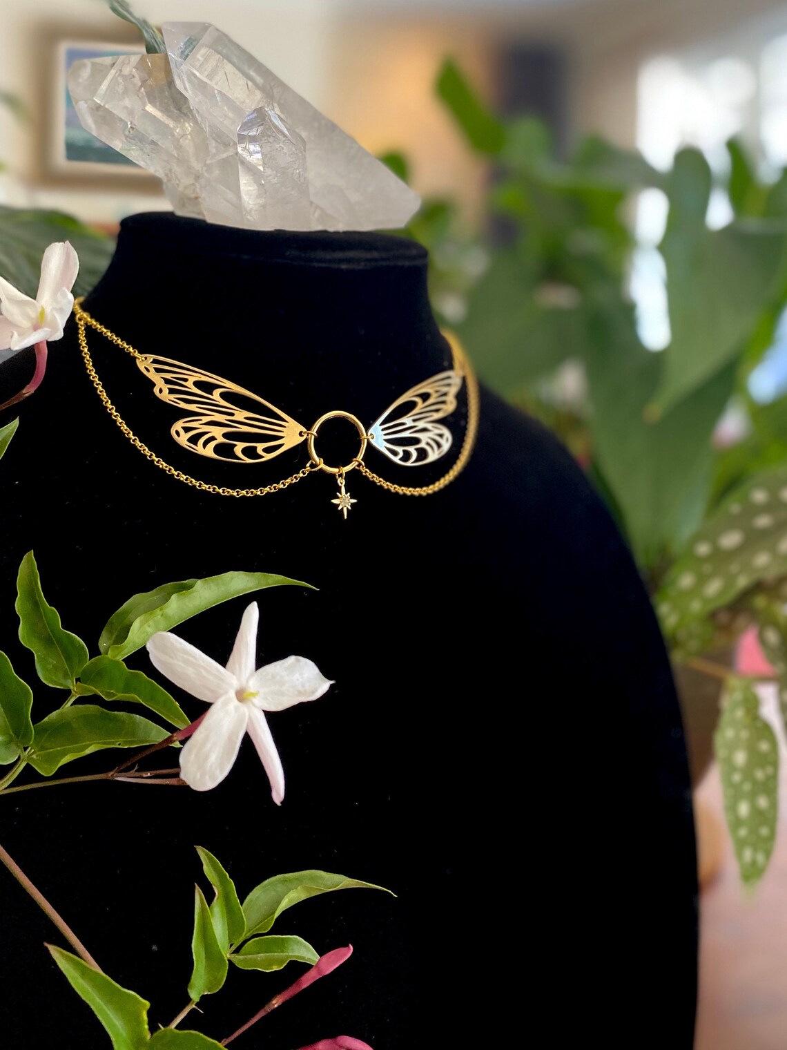 Готическое серебряное ожерелье с подвеской в виде крыла
Готическое серебряное ожерелье с подвеской в виде крыла