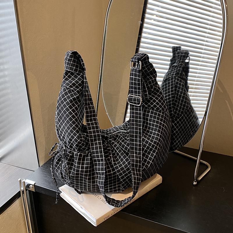 Niche high-end messenger bag women s new fashion shoulder commuter bag versatile large-capacity dumpling bag чорний
Niche high-end messenger bag women s new fashion shoulder commuter bag versatile large-capacity dumpling bag чорний