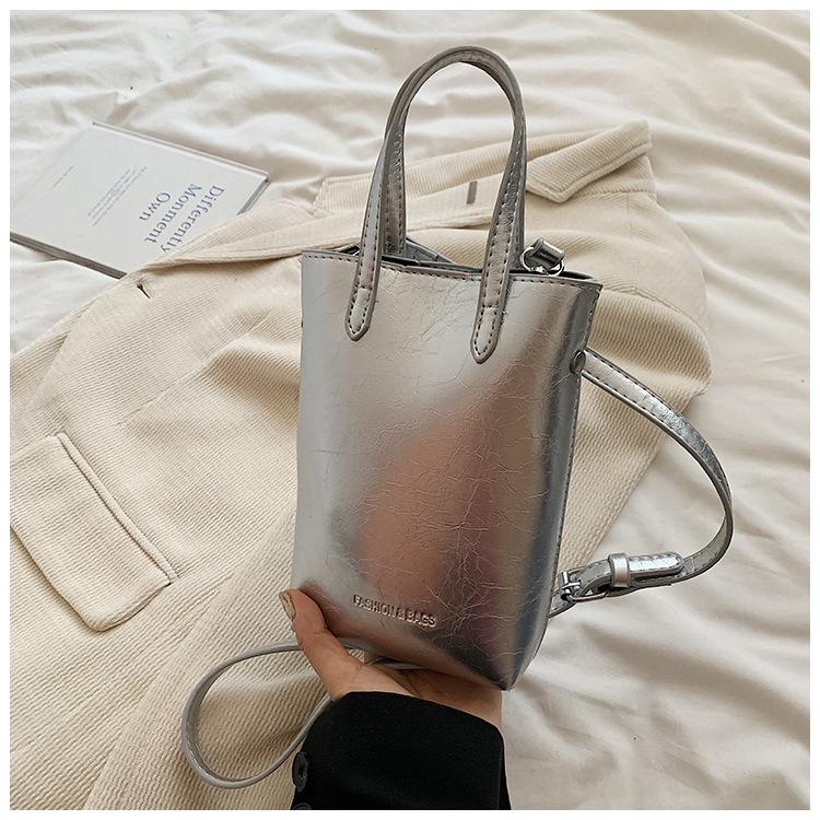 Exquisite mini super fire small bag women s 2024 new popular contrasting color straw bucket bag versatile messenger mobile phone bag
Exquisite mini super fire small bag women s 2024 new popular contrasting color straw bucket bag versatile messenger mobile phone bag