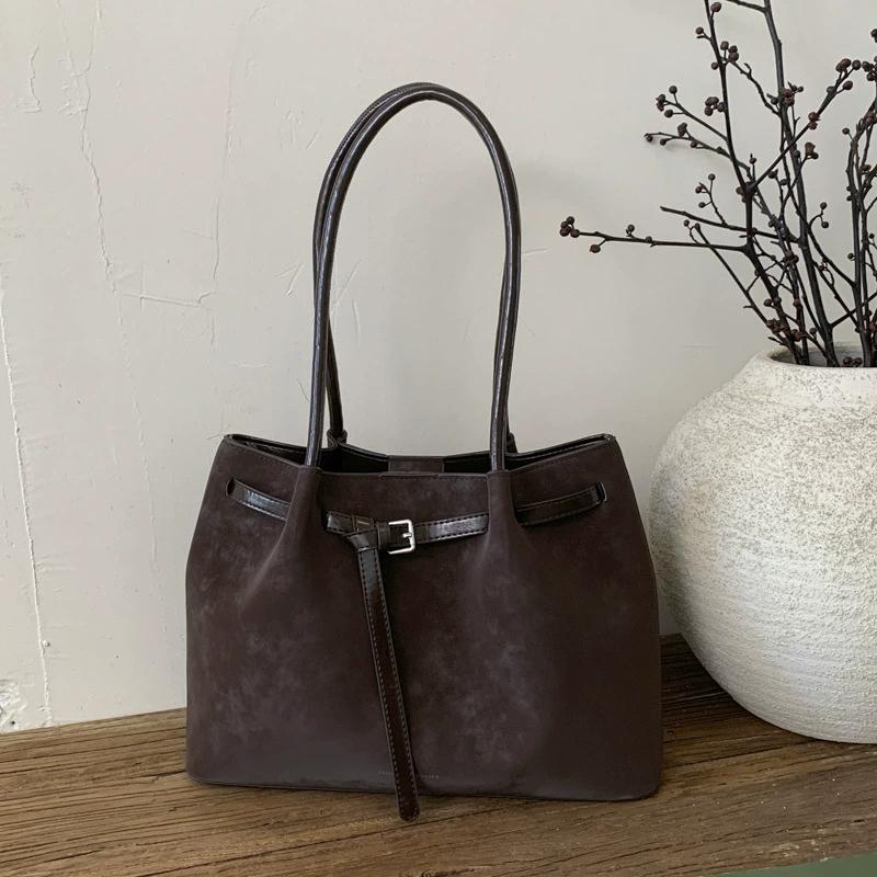 Frosted Retro Large Capacity Women s Shoulder Bag 2026 New Autumn Winter Versatile Underarm Bag for Commuting and Tote Bag
Frosted Retro Large Capacity Women s Shoulder Bag 2026 New Autumn Winter Versatile Underarm Bag for Commuting and Tote Bag