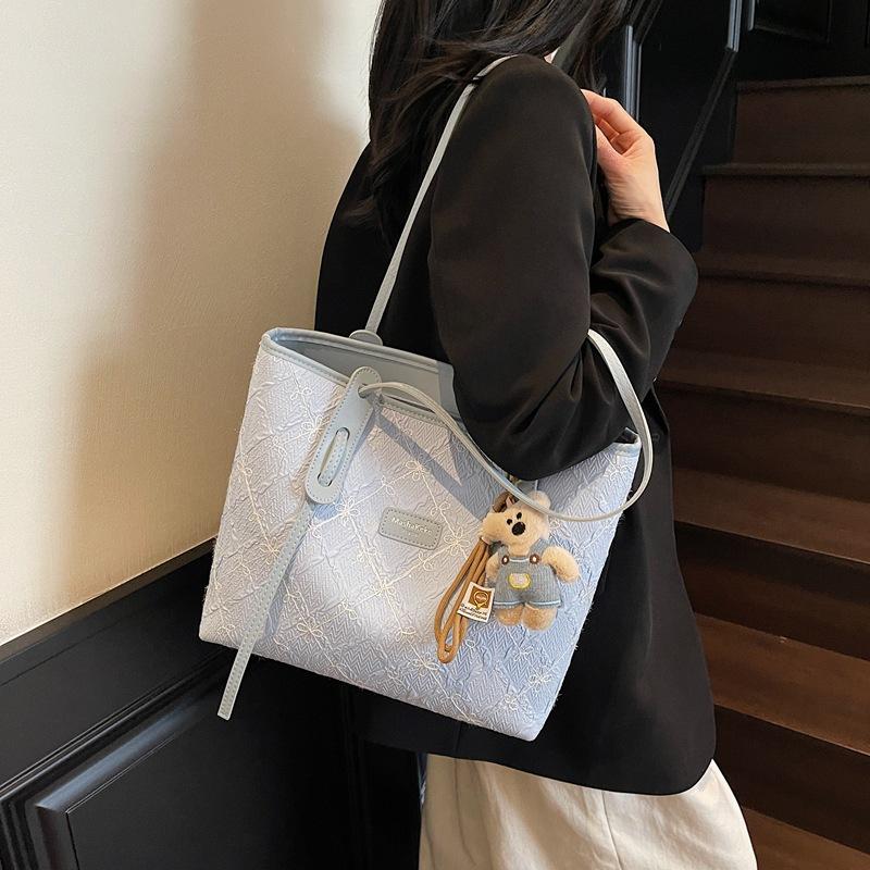 Large-capacity shopping tote bag armpit bag 2025 new bag women s bag popular shoulder bag handbag bag
Large-capacity shopping tote bag armpit bag 2025 new bag women s bag popular shoulder bag handbag bag