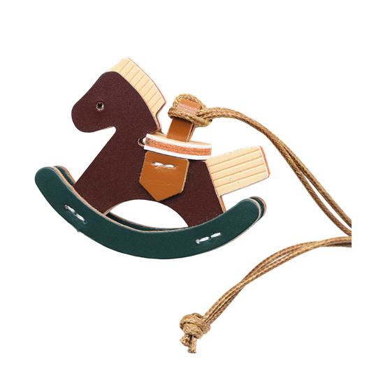 Брелок Підвіска Форма Коня Плетений Мотузок Регульована Довжина Брелок для Ключів зі Штучної Шкіри Металеві Гачки Декоративний Подарунковий Аксесуар 1pc колір темно кави
Брелок Підвіска Форма Коня Плетений Мотузок Регульована Довжина Брелок для Ключів зі Штучної Шкіри Металеві Гачки Декоративний Подарунковий Аксесуар 1pc колір темно кави