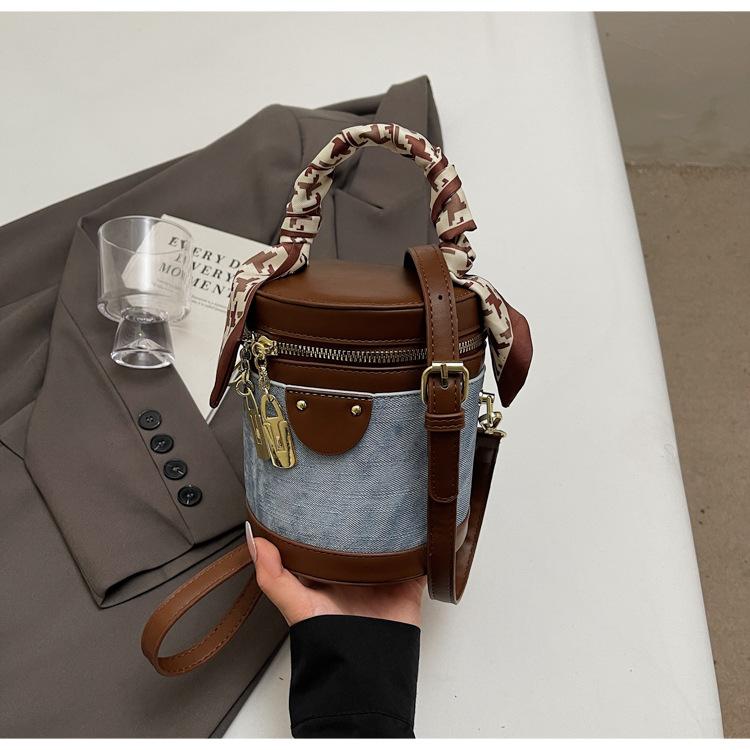 Премиальная сумка контрастного цвета женская лето 2025 новая модная на плечо сумка-мессенджер женская портативная мини сумка-ведро синий
Премиальная сумка контрастного цвета женская лето 2025 новая модная на плечо сумка-мессенджер женская портативная мини сумка-ведро синий