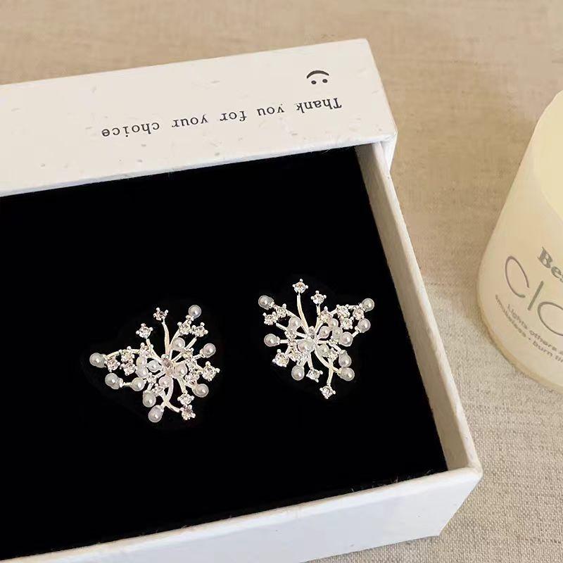 925 Zircon Pearl Gorgeous Fireworks Stud Earrings Women S Unique Exquisite Fashion Dear Temperament Commuting Versatile Earrings
925 Zircon Pearl Gorgeous Fireworks Stud Earrings Women S Unique Exquisite Fashion Dear Temperament Commuting Versatile Earrings