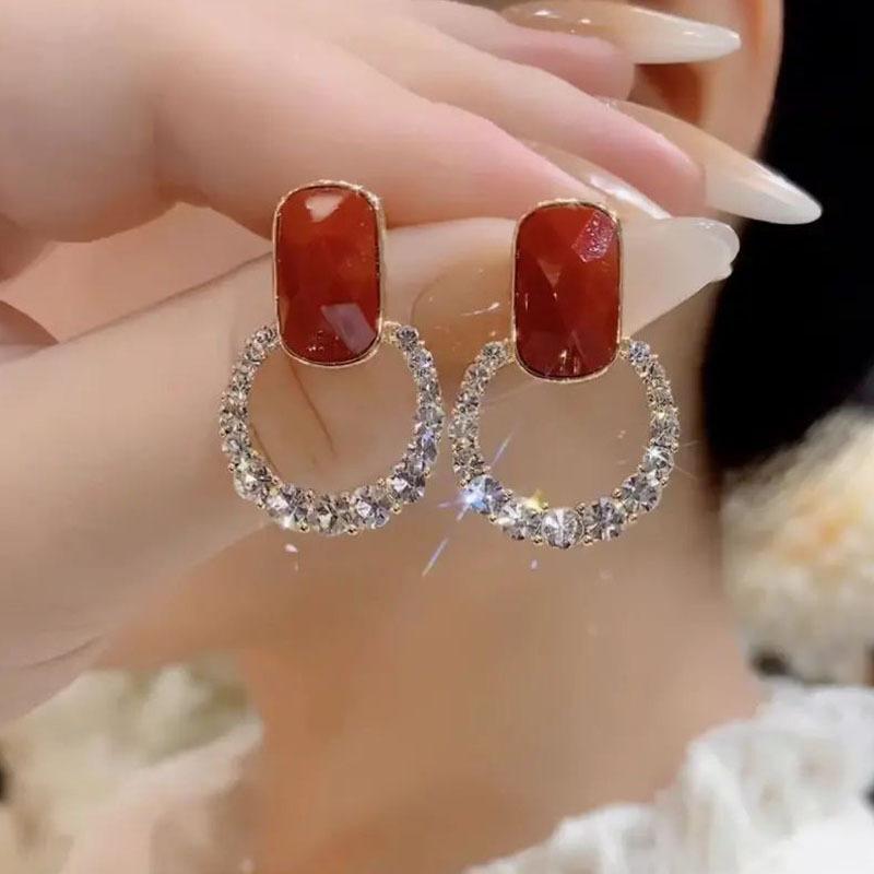 Red Square Top Women s Dangle Earrings Hollow Round Full Rhinestone Pendants Hanging Earrings Black Enamel Korean Girls Ear Deco
Red Square Top Women s Dangle Earrings Hollow Round Full Rhinestone Pendants Hanging Earrings Black Enamel Korean Girls Ear Deco