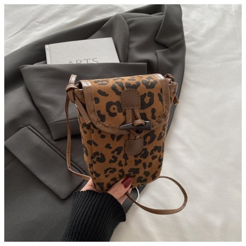 Frosted leopard print personalized foreign style new fashion suede autumn retro messenger vertical mobile phone small square E
Frosted leopard print personalized foreign style new fashion suede autumn retro messenger vertical mobile phone small square E