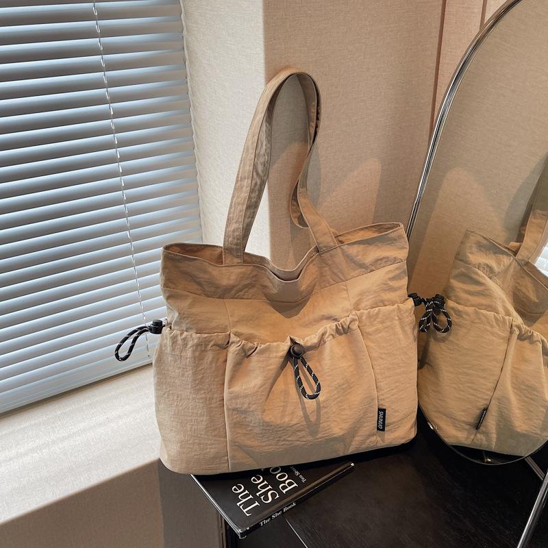 Осень и зима новая повседневная сумка через плечо легкая сумка большой вместимости женская универсальная сумка-тоут для поездок на работу хаки
Осень и зима новая повседневная сумка через плечо легкая сумка большой вместимости женская универсальная сумка-тоут для поездок на работу хаки