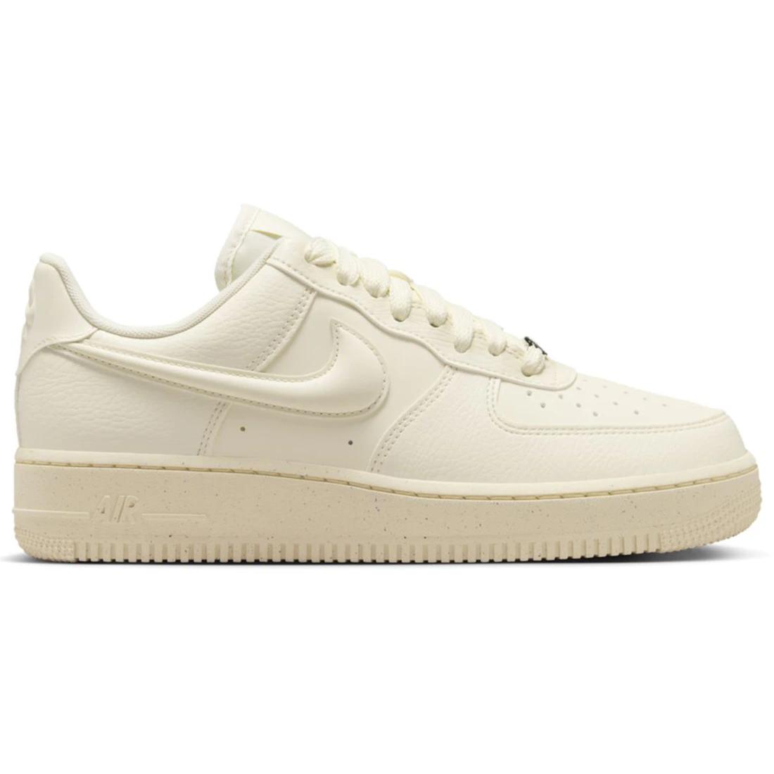 Sneaker Nike Air Force 1 Low 07 Next Nature Coconut Milk Bulbous Swoosh (Women s)(HF2014-101) 38.5
Sneaker Nike Air Force 1 Low 07 Next Nature Coconut Milk Bulbous Swoosh (Women s)(HF2014-101) 38.5