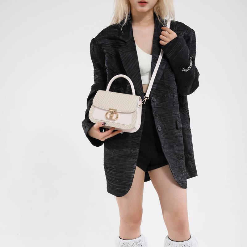 Splicing popular lock 2025 large-capacity new large-capacity fashionable simple crossbody portable shoulder women s bag чорний
Splicing popular lock 2025 large-capacity new large-capacity fashionable simple crossbody portable shoulder women s bag чорний