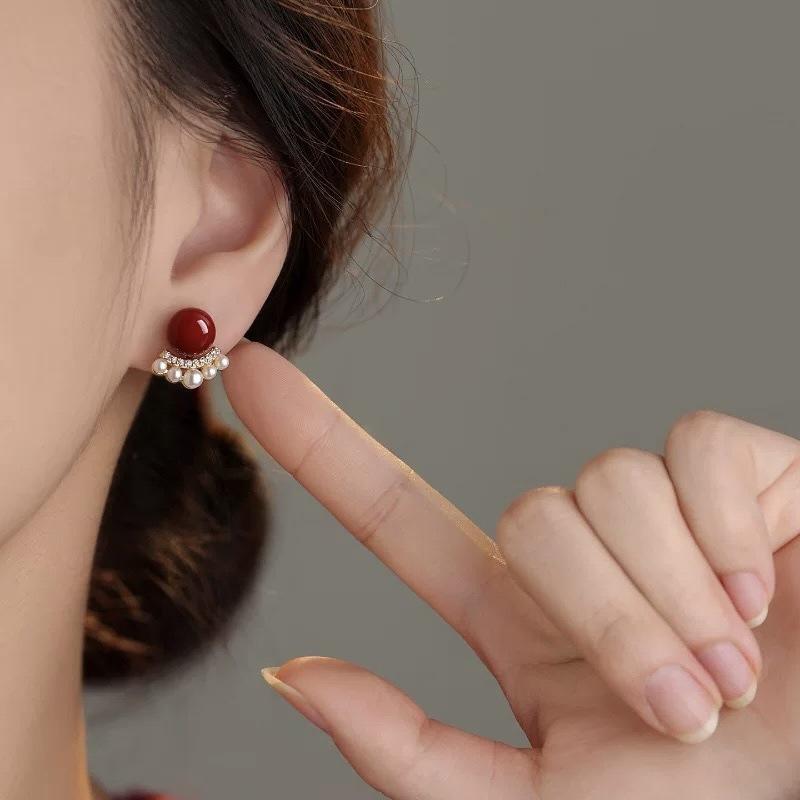 Red pearl ear clips~ niche design simple temperament pearl stud earrings autumn and winter fashion high-end earrings without earrings
Red pearl ear clips~ niche design simple temperament pearl stud earrings autumn and winter fashion high-end earrings without earrings