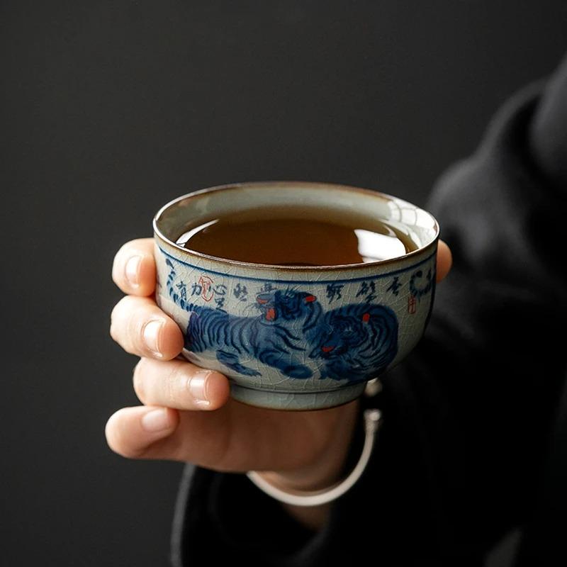 Античная керамическая открывающаяся чашка с тигром, керамика, красивые чашки Jingdezheng, набор чайных чашек, чайная посуда, кружки для чайной церемонии
Античная керамическая открывающаяся чашка с тигром, керамика, красивые чашки Jingdezheng, набор чайных чашек, чайная посуда, кружки для чайной церемонии