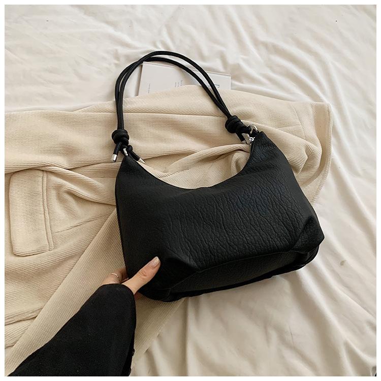 Retro bag women s large capacity 2024 new autumn and winter casual shoulder messenger bag pleated commuter dumpling bag
Retro bag women s large capacity 2024 new autumn and winter casual shoulder messenger bag pleated commuter dumpling bag