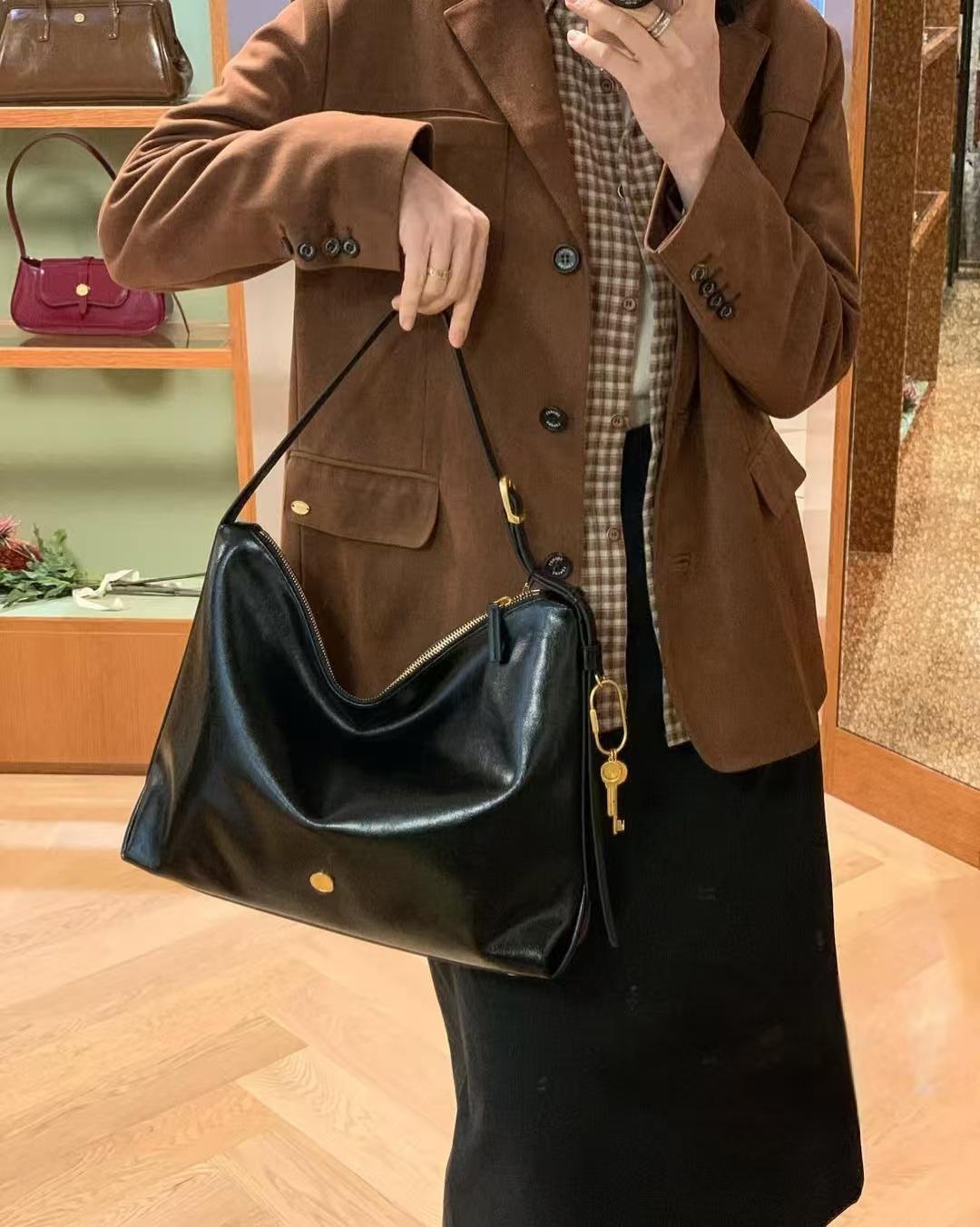 New Tote Bag for Women ME, Large Capacity Underarm Hobo Bag, Niche and Versatile Shoulder Bag
New Tote Bag for Women ME, Large Capacity Underarm Hobo Bag, Niche and Versatile Shoulder Bag