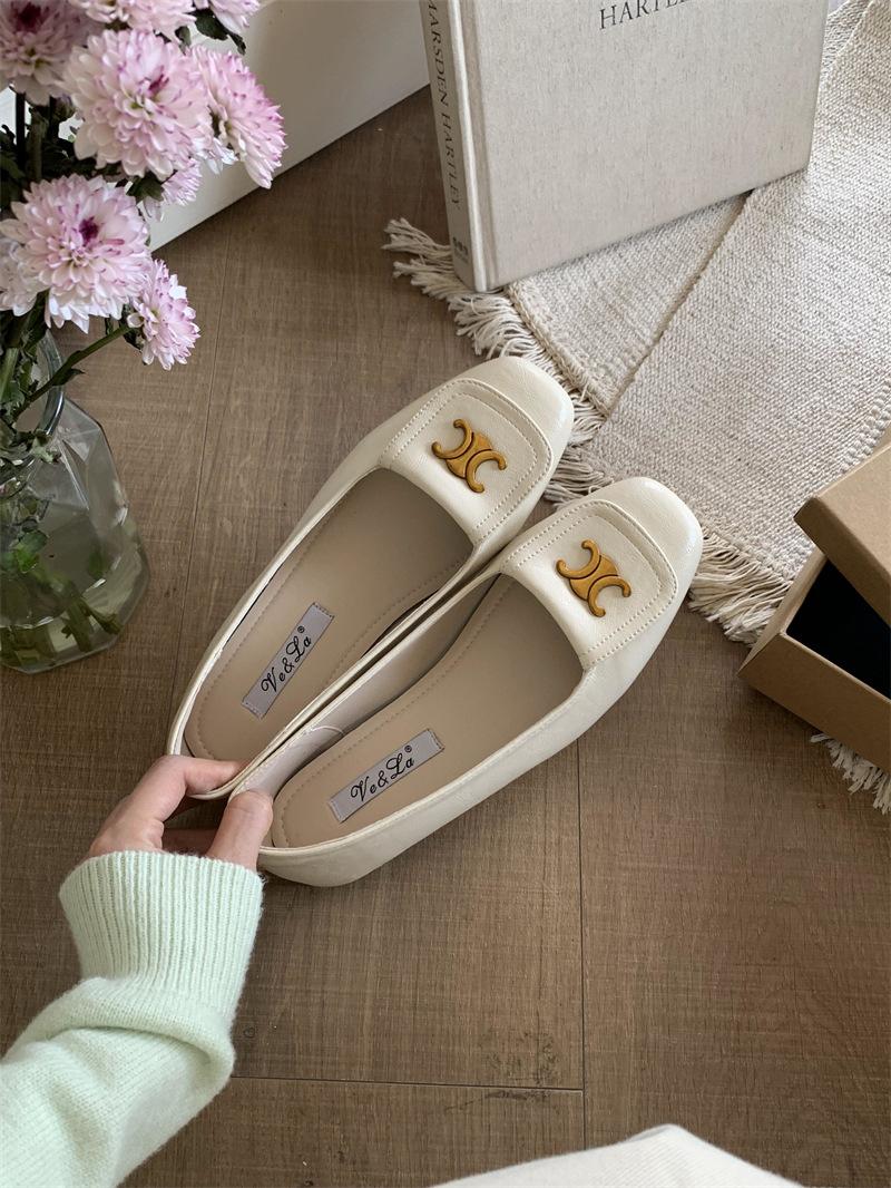 Retro thick-heeled single shoes, shallow-mouth women s shoes 2025 spring and autumn new commuting versatile one-pedal French skirt single shoes 35
Retro thick-heeled single shoes, shallow-mouth women s shoes 2025 spring and autumn new commuting versatile one-pedal French skirt single shoes 35