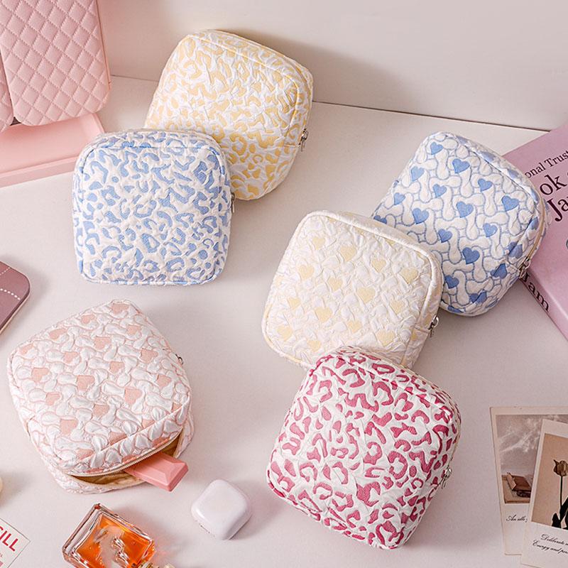 Heart Pattern Sanitary Pads Bag Large Zipper Heart Style Cosmetic Makeup Bag Cute Portable Lipstick Makeup Case Organizer Bags 13 13 5cm
Heart Pattern Sanitary Pads Bag Large Zipper Heart Style Cosmetic Makeup Bag Cute Portable Lipstick Makeup Case Organizer Bags 13 13 5cm