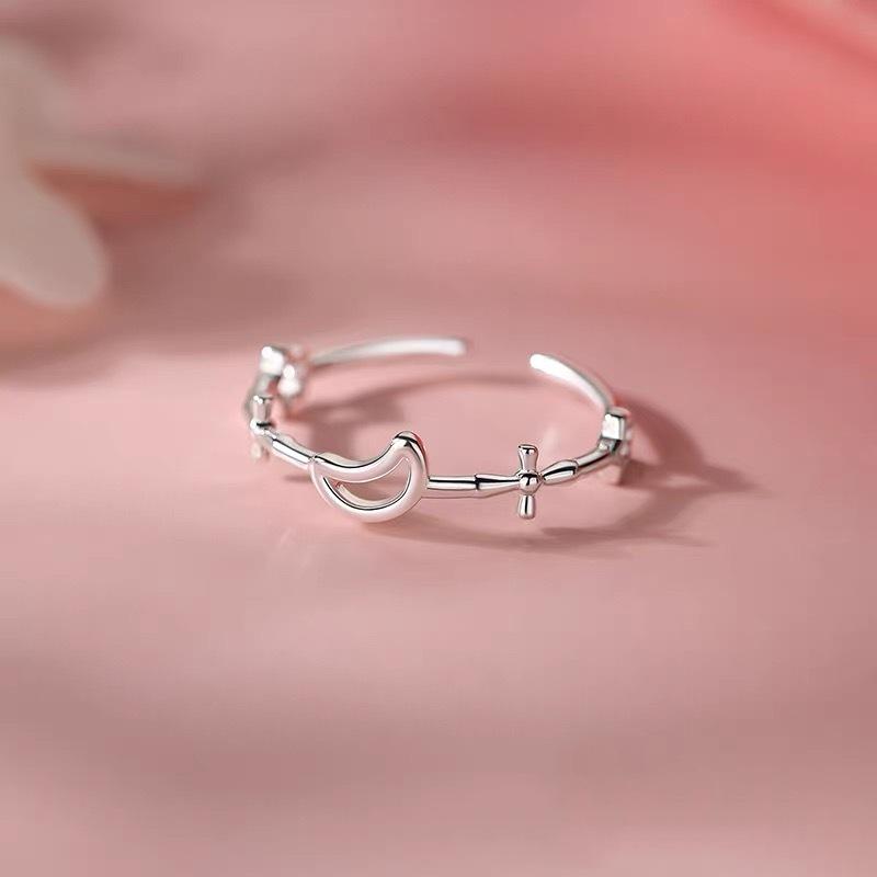 Elegant Hollow Crescent Ring: Versatile Fashion Statement for Women, Open Design, Perfect for Index Finger. Adjustable
Elegant Hollow Crescent Ring: Versatile Fashion Statement for Women, Open Design, Perfect for Index Finger. Adjustable