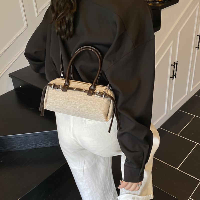 Simple portable pillow bag women s summer new fashion versatile casual shoulder messenger bag
Simple portable pillow bag women s summer new fashion versatile casual shoulder messenger bag