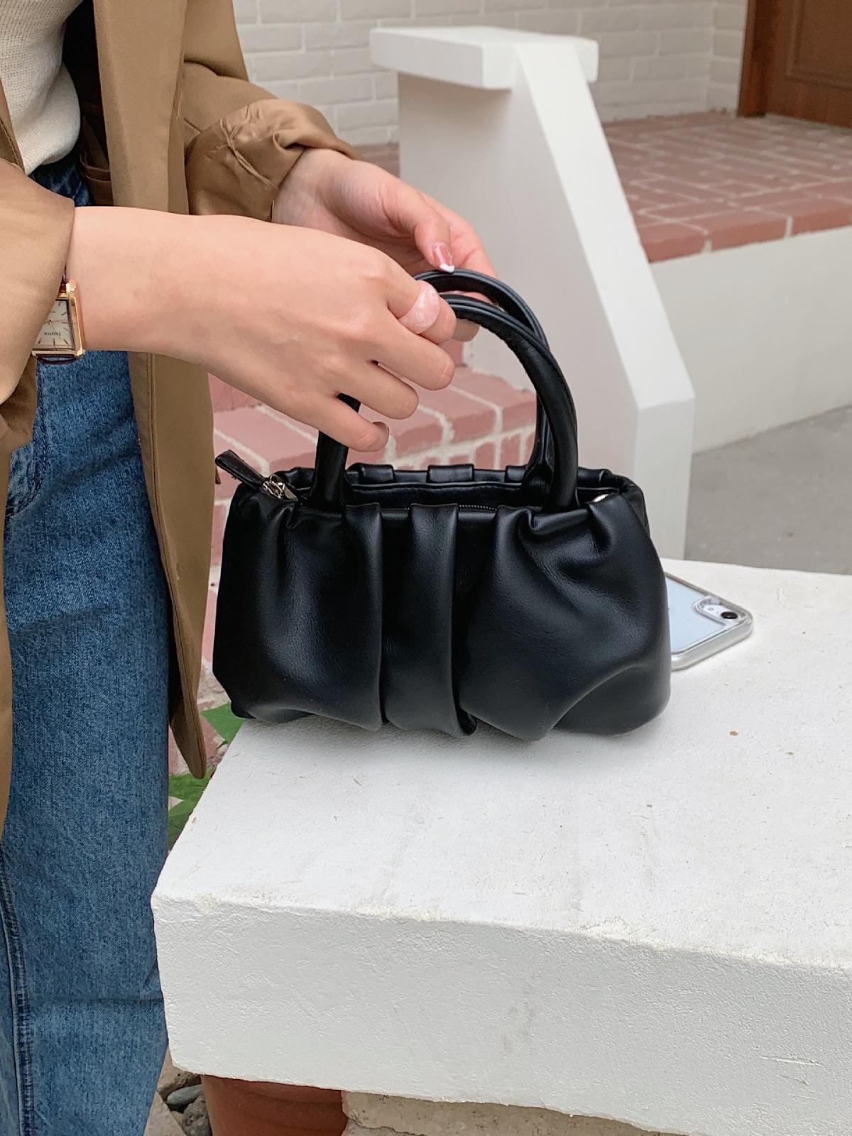 Spring Fashion Soft Leather Shoulder Messenger Bag Pleated Handbag Cloud Bag Cosmetic Bag чорний
Spring Fashion Soft Leather Shoulder Messenger Bag Pleated Handbag Cloud Bag Cosmetic Bag чорний