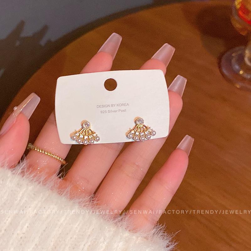 Korean super flash fan-shaped pearl zircon stud earrings women s light luxury niche high-end simple temperament earrings
Korean super flash fan-shaped pearl zircon stud earrings women s light luxury niche high-end simple temperament earrings