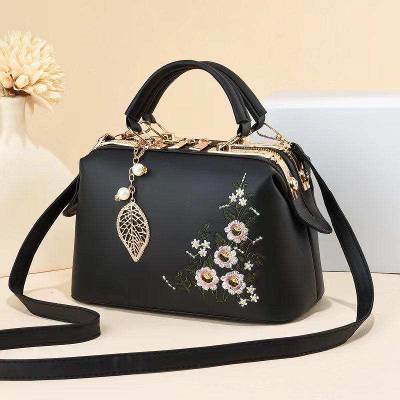 New large-capacity handbag, national style flower shoulder bag, dignified and elegant quality women s bag 24*12*15*10
New large-capacity handbag, national style flower shoulder bag, dignified and elegant quality women s bag 24*12*15*10