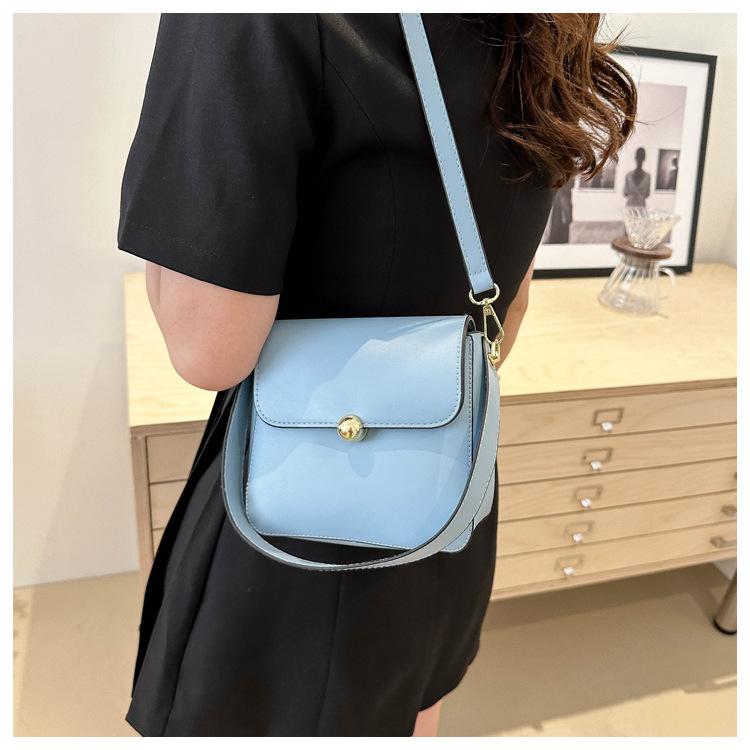 Premium sense small bag women s 2025 new niche design planet square box bag versatile portable shoulder messenger bag
Premium sense small bag women s 2025 new niche design planet square box bag versatile portable shoulder messenger bag