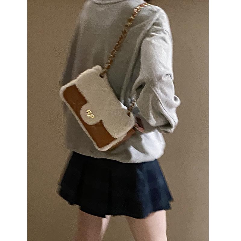Korean version of the diamond check chain bag women s 2025 new autumn and winter fashion plush splicing small square bag casual crossbody bag коричневый
Korean version of the diamond check chain bag women s 2025 new autumn and winter fashion plush splicing small square bag casual crossbody bag коричневый