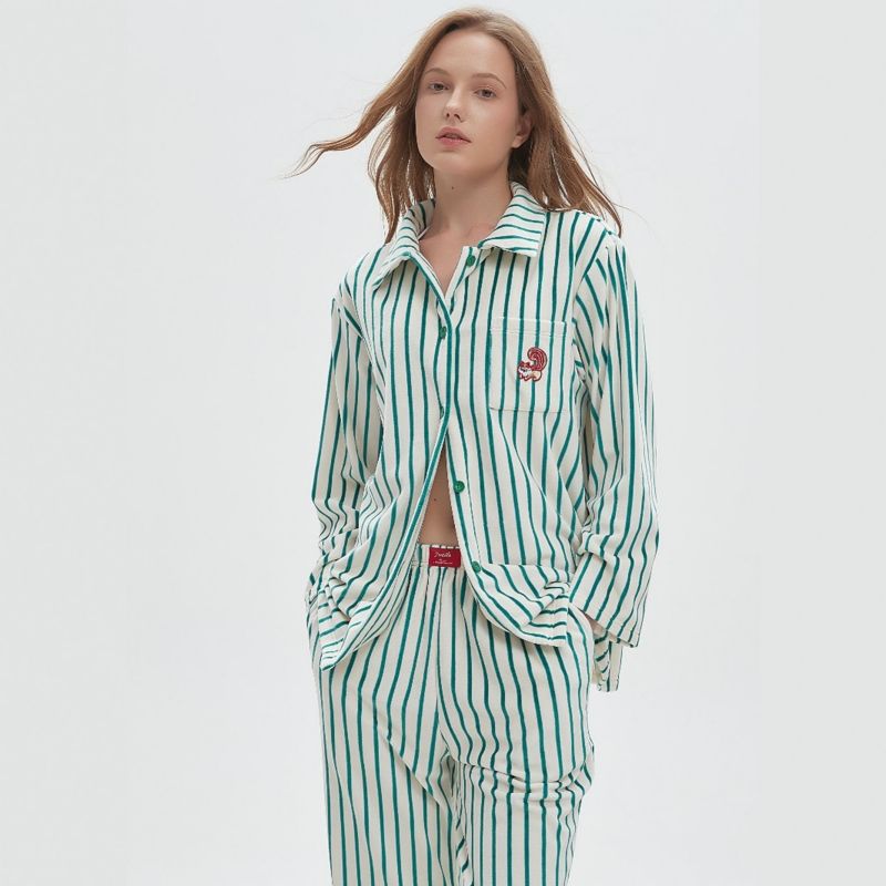 Stripes Velvet Pajamas for Women 2025 Spring New Arrival Pajama Pants Suit Peter Pan Collar Long Sleeves Homewear Can Be Outwear Green XL
Stripes Velvet Pajamas for Women 2025 Spring New Arrival Pajama Pants Suit Peter Pan Collar Long Sleeves Homewear Can Be Outwear Green XL