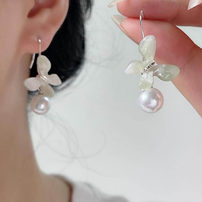 Temperament Butterfly Pearl Pendant Earrings Light Luxury High Sense Gentle Ear Hook Niche Simple Fresh Earrings Women
Temperament Butterfly Pearl Pendant Earrings Light Luxury High Sense Gentle Ear Hook Niche Simple Fresh Earrings Women