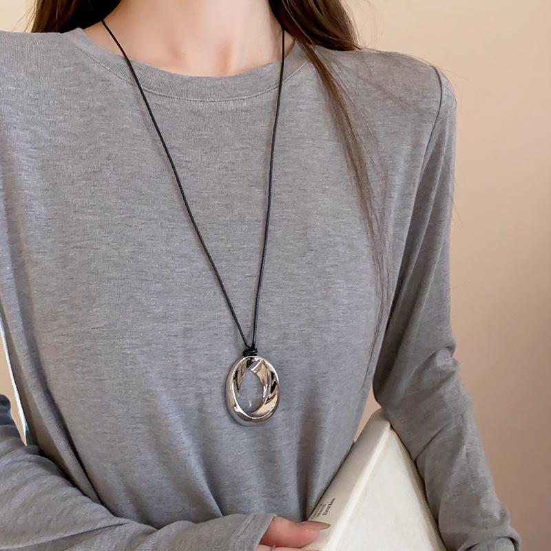 Женское худи 2025 Lux удлиненного стиля с декоративным ожерельем
Женское худи 2025 Lux удлиненного стиля с декоративным ожерельем