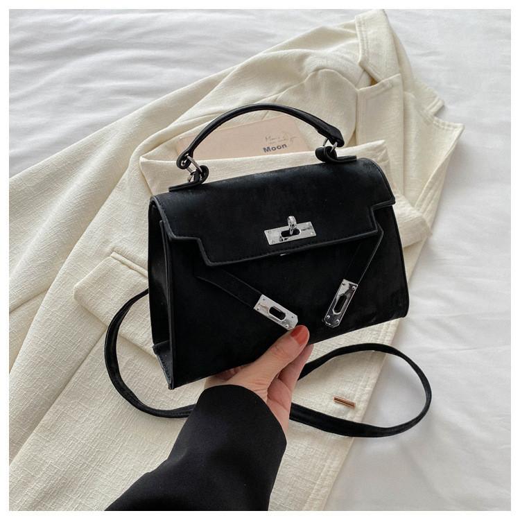 Fashionable Casual 2024 New Spring Retro Solid Color Lock Closure Minimalist Shoulder Tote Bag чёрный
Fashionable Casual 2024 New Spring Retro Solid Color Lock Closure Minimalist Shoulder Tote Bag чёрный