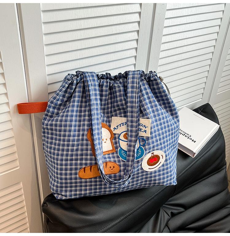 Plaid canvas bag women s large-capacity new summer versatile shoulder drawstring bag college student tote bag синий
Plaid canvas bag women s large-capacity new summer versatile shoulder drawstring bag college student tote bag синий